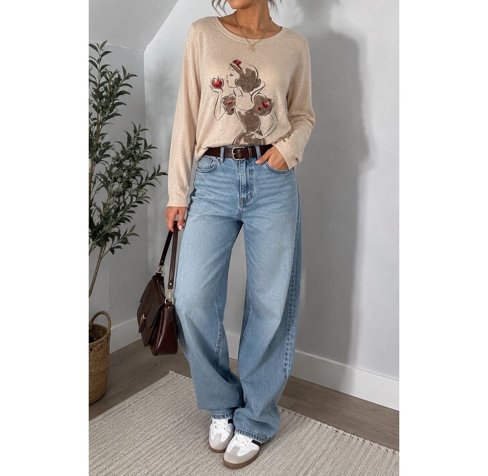 Disney Collection by LC Snow White Poison Apple Oatmeal knit Sweater M